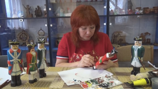 В Воронежской области изготовили ёлочные игрушки с символикой Петра I и кораблестроения